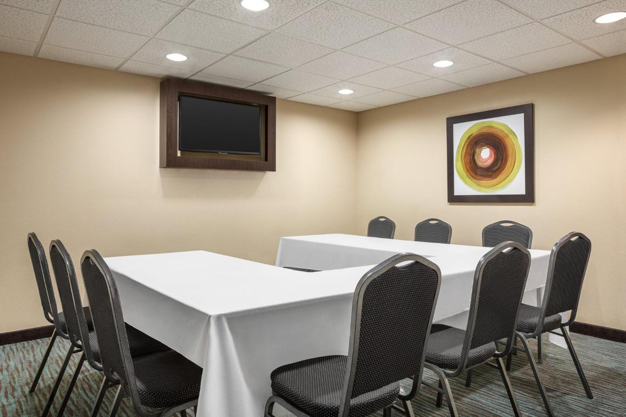 Hotel Holiday Express & Central By Ihg 2*